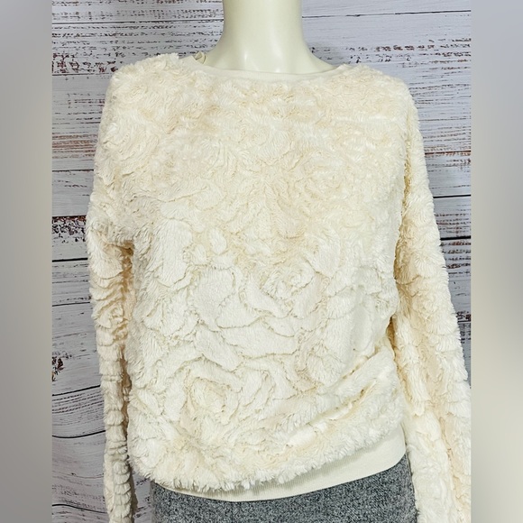 Women’s fuzzy pullover sweater size small - Picture 4 of 9